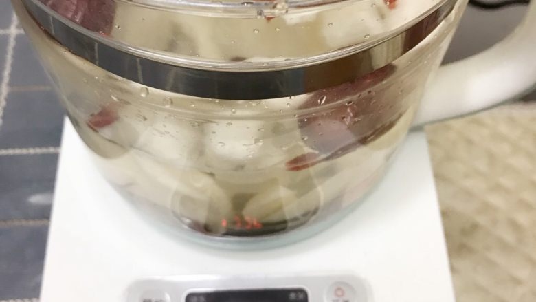 冰糖雪梨,小火炖40分钟左右。