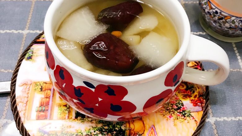 冰糖雪梨,煮好后，放冰箱冷藏后食用更美味！