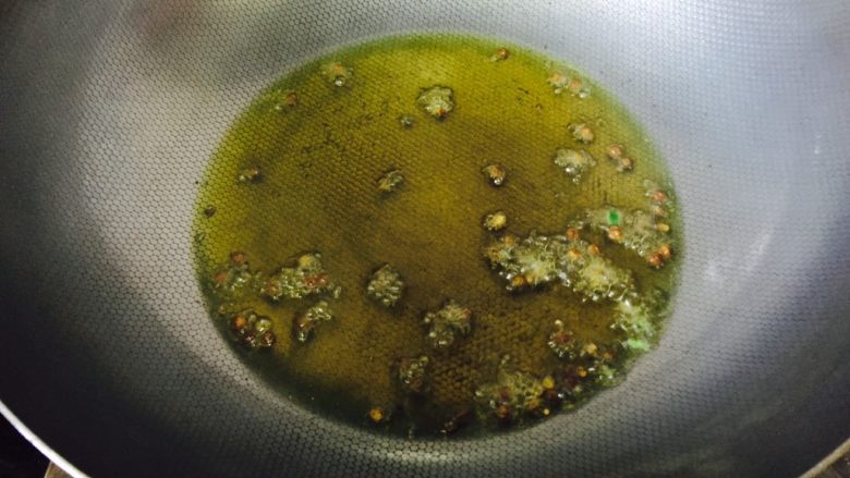 沸腾鱼,锅中另外倒入油烧热后,放入青花椒炸香后捞出到25的盆中,放入盆里面不要放表面