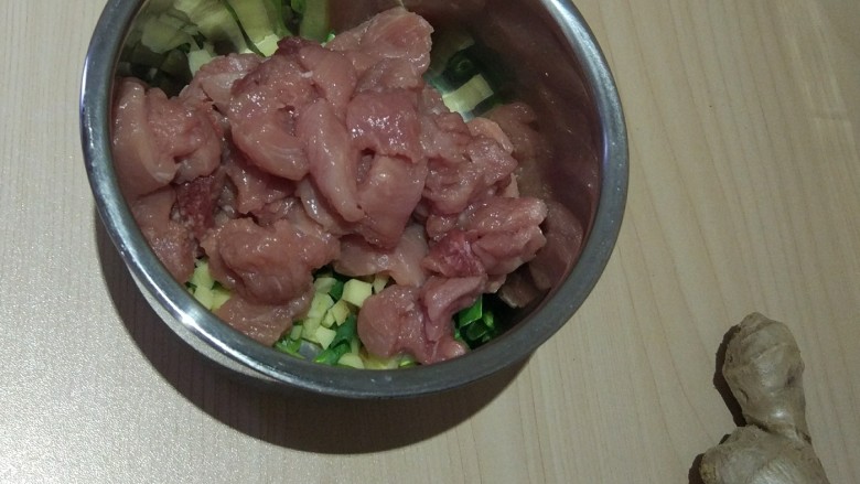 姜肉水饺,再把肉也剁碎