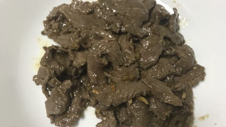 猜着做饭:韭香牦牛肉,一次性用漏勺捞出牛肉控出油。这一步家里有不吃姜蒜的,就细细捞出来