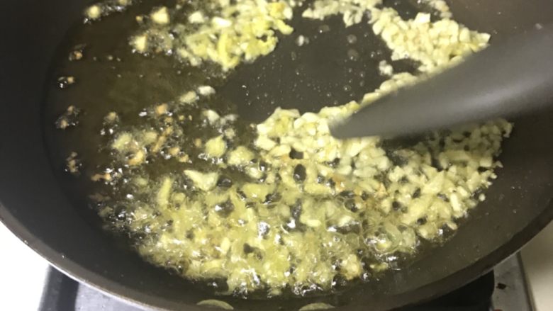 猜着做饭:韭香牦牛肉,下姜蒜末炒香