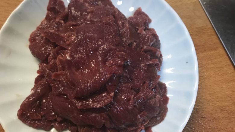 猜着做饭:韭香牦牛肉,切好牛肉片待用
