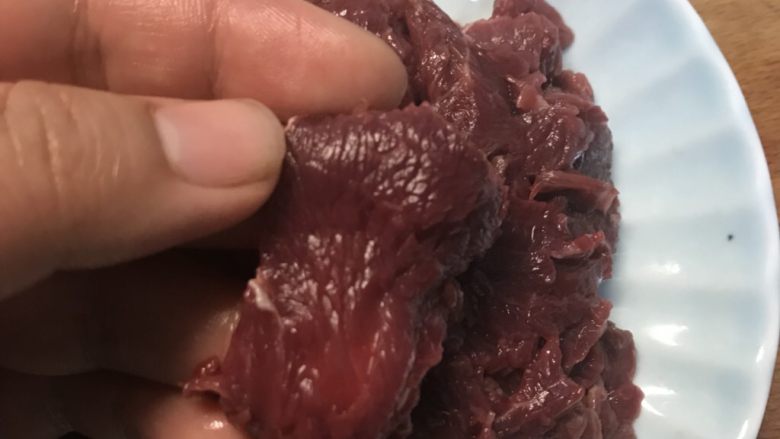 猜着做饭:韭香牦牛肉,特意拍张看牛肉纹理的。牛肉的肌理,特别细长,与到成90度直角,直刀下去,切成这样的纹理。让本来就非常嫩的牛柳更入味更好咀嚼。