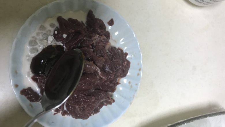 猜着做饭:韭香牦牛肉,加入一汤匙蚝油