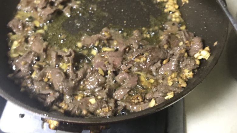 猜着做饭:韭香牦牛肉,炒熟。熟到刚刚看不见血就可以了