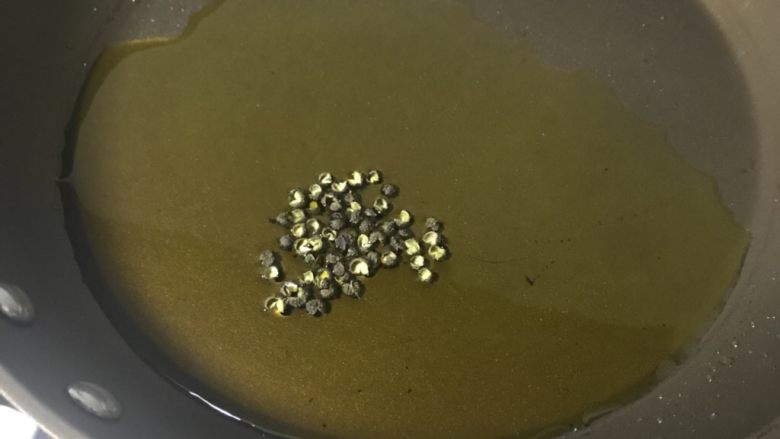 猜着做饭:韭香牦牛肉,菜油入锅,这一步油要多,可以保证牛肉嫩滑。四川人做菜都要花椒,大家不喜欢可以不放。油煎熟后,将花椒捞出