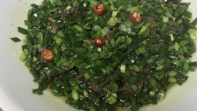 猜着做饭:韭香牦牛肉,淋在铺好的菜上,齐活。