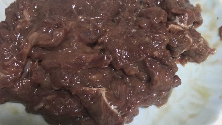 猜着做饭:韭香牦牛肉,拍一张近图。把所有的汁吸入牛肉里。看到盘子里没有稀释出来的汁,说明已经好了,就可以了,如果还有治水,就要继续用手抓