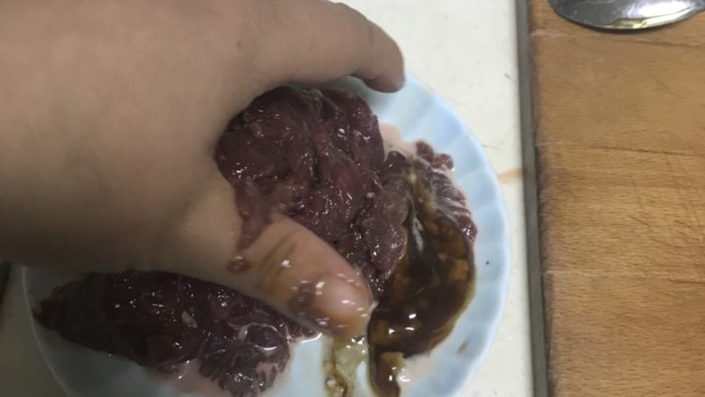 猜着做饭:韭香牦牛肉,准备好东西后,混合好调料