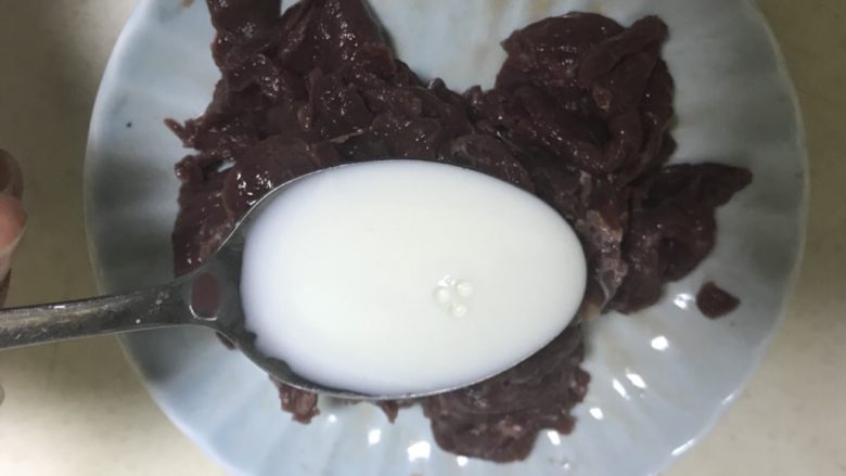 猜着做饭:韭香牦牛肉,加入<a style='color:red;display:inline-block;' href='/shicai/ 219'>牛奶</a>