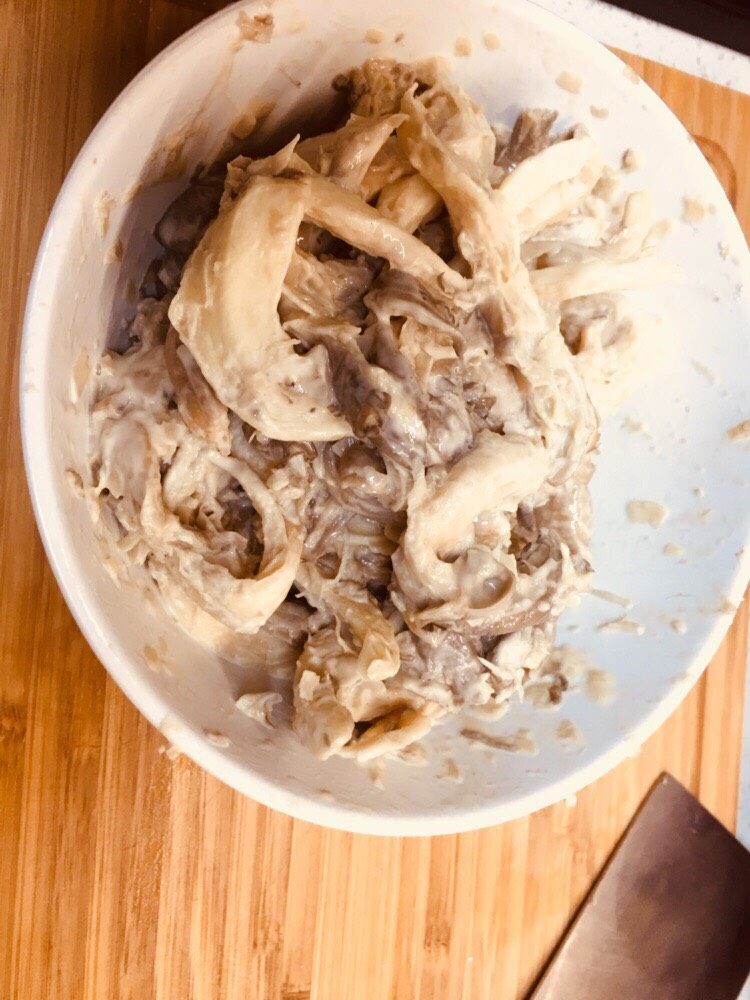 椒盐炸平菇,和匀,可以比以上再稀一点点