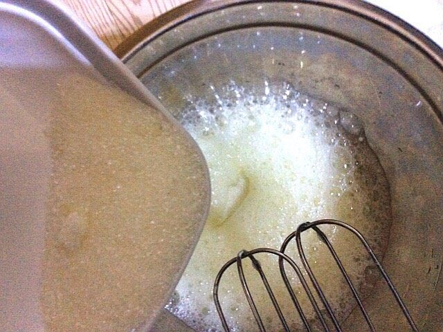 肉松沙拉酱小方蛋糕,打到粗泡,加第一次糖,共分三次加入