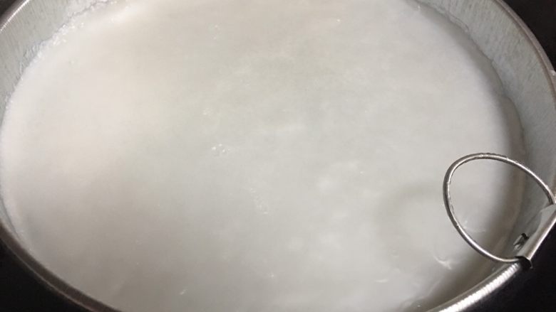 自制凉皮~免洗面快手版,开猛火煮2-3分钟,面皮开始起泡就熟透了,将锣锣拿出放冷水上浸泡降温
冷却后,拿筷子沿着锣锣内圆划一圈,更为轻松方便的揭下面皮