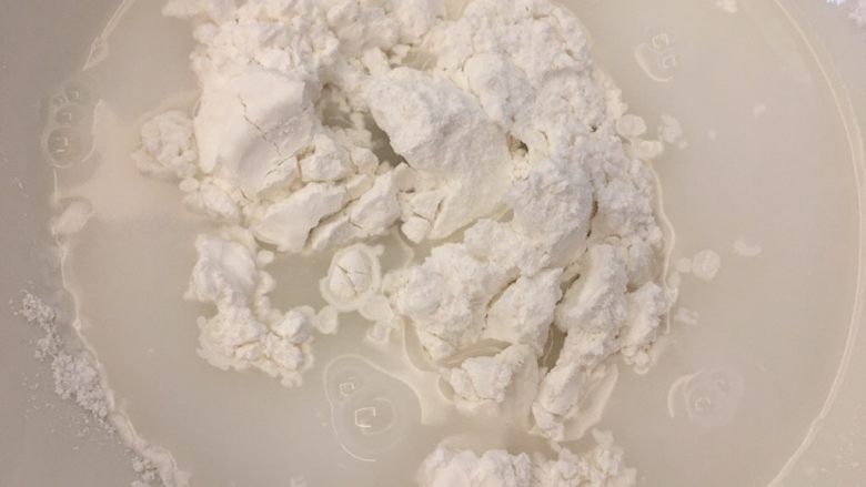 自制凉皮~免洗面快手版,加入食谱当中配比的食材,粉与水是1:1.8,大家参考下