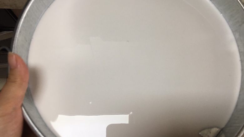 自制凉皮~免洗面快手版,将面浆水搅均匀,舀至锣锣中,浆太少会太薄,太多了就太厚,把握好量,我一般舀4-5勺,供参考