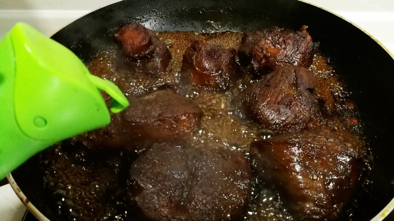 干切牛肉,牛肉八成熟后(用筷子基本可以戳到底)滴入<a style='color:red;display:inline-block;' href='/shicai/ 847'>香油</a>