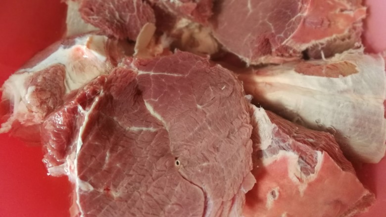 干切牛肉,<a style='color:red;display:inline-block;' href='/shicai/ 216'>牛肉</a>切块,放在清水里泡两小时左右,期间换水两次,把血水泡干净后沥干水分