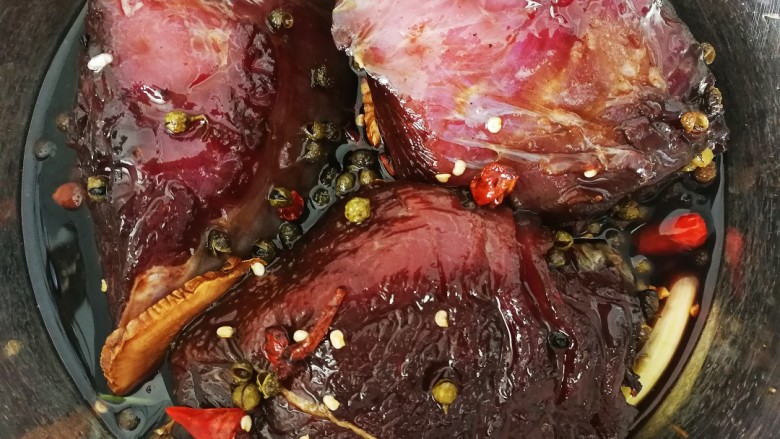 干切牛肉,期间每半天翻面,然后给牛肉按摩
