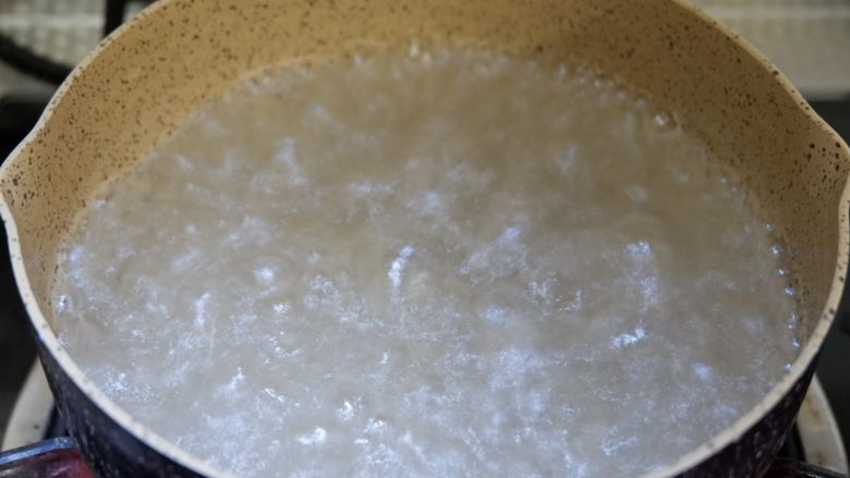 芒果西米露,锅中煮开水(一定煮开,像图中这样沸腾)