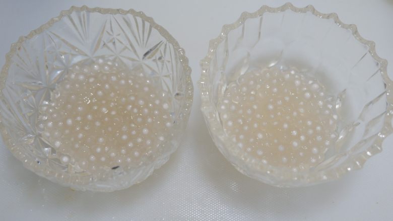 芒果西米露,取出过一遍凉水,沥干放入容器中备用。