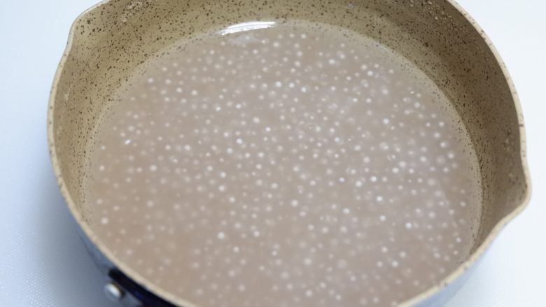 芒果西米露,关火,盖上盖子闷20-30分钟。这时候的西米还有白心。
