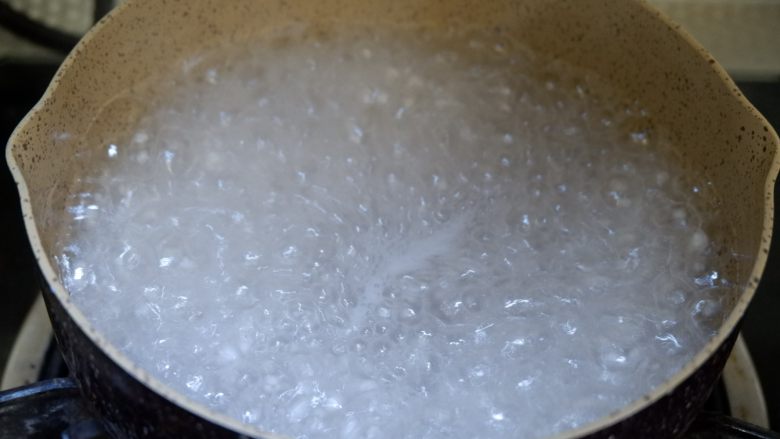 芒果西米露,在煮开一锅水,放入闷好的西米继续大火煮5分钟。不用煮到完全透明,有一点白心没关系的