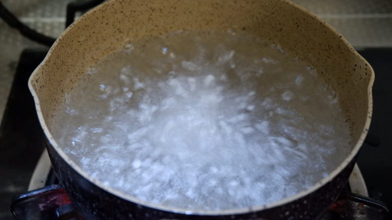 椰香芋头西米露,放入西米,继续大火煮3分钟