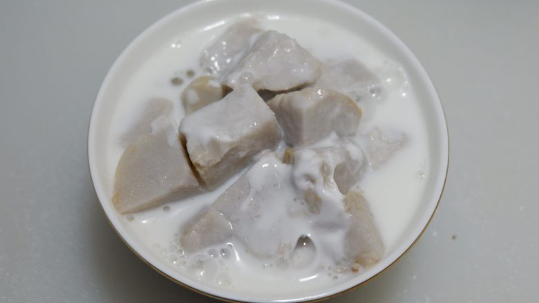 椰香芋头西米露,淋在碗中即可。