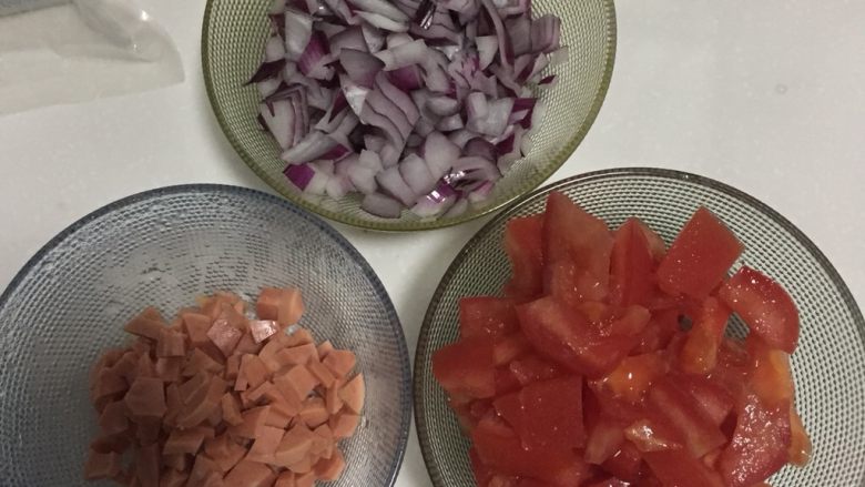 火腿意大利面,接下来就是它们三个要切丁,特别说明下🍅可以事先煮一下把皮撕下来,没时间的话略过此步骤在后面多炒一会也可以