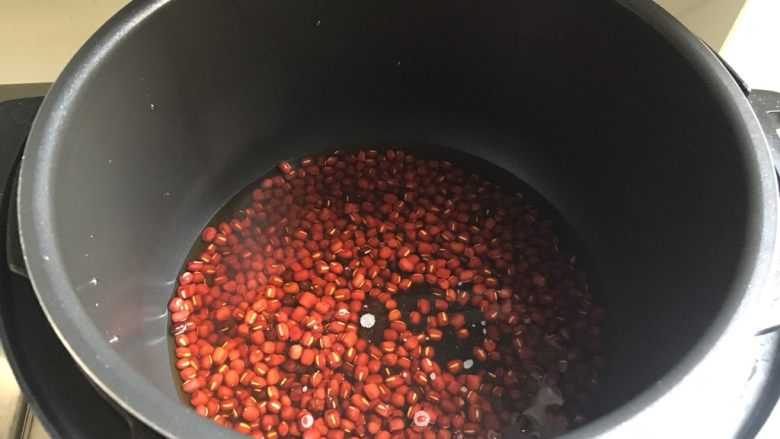 电压锅版红豆汤,所以这里水要多放一点,在豆子的水平面超过五倍,只能多不能少,不然豆子水份进不去