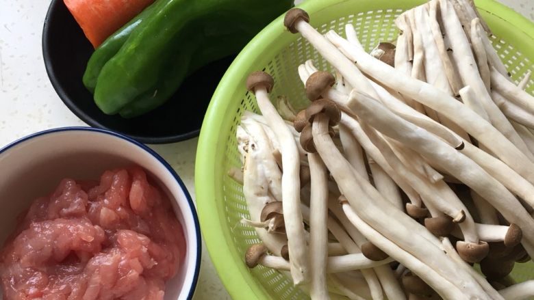 鱼香肉丝蟹味菇,准备食材。