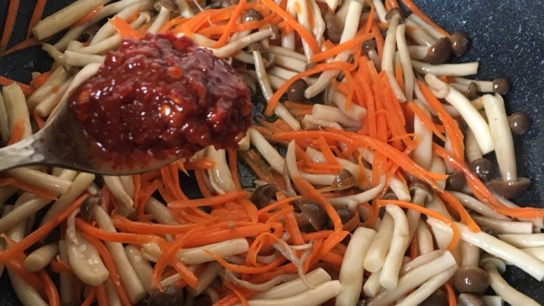 鱼香肉丝蟹味菇,翻炒均匀放入10克豆瓣酱。