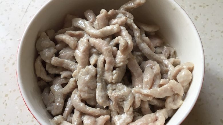 鱼香肉丝蟹味菇,翻炒均匀存出备用。
