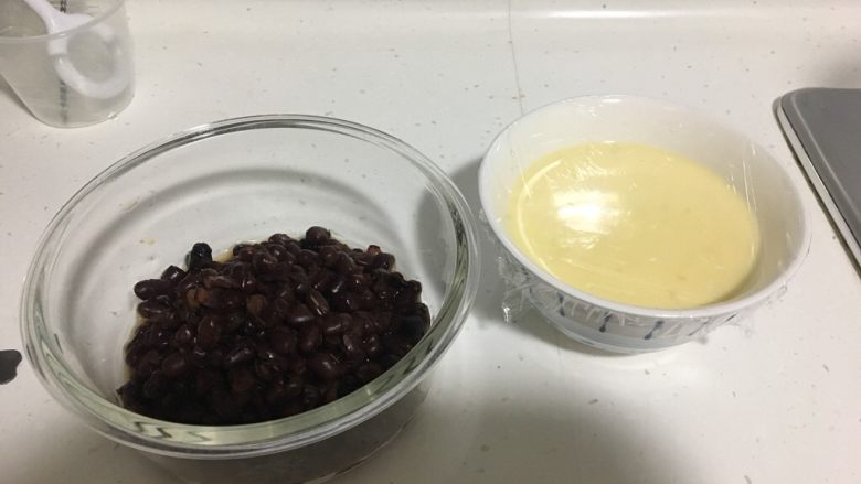 电饭锅版牛奶蒸蛋,蒸好的鸡蛋可以放在冰箱里,第二天蒋红豆或者水果放在一起早餐享用