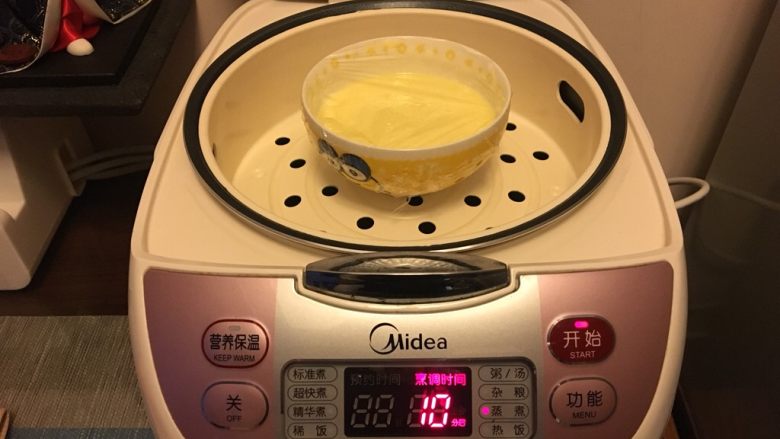 电饭锅版牛奶蒸蛋,两碗我试了两遍,十分钟时间太长,最多也六分钟就可以,否则鸡蛋会蒸得太老