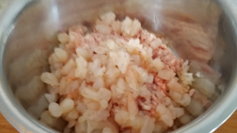 家庭版&肉三鲜混沌,虾仁切碎(不用太碎,虾仁大点好吃)和肉馅放在一起。
