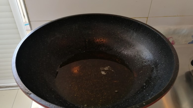 家庭版&肉三鲜混沌,起油锅,把半碗豆油烧开。