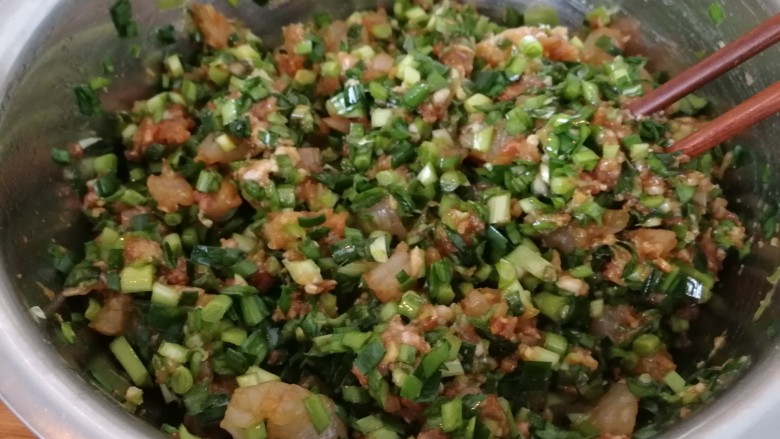 家庭版&肉三鲜混沌,顺时针搅拌均匀,闻着香喷喷,肉三鲜混沌馅拌好了。