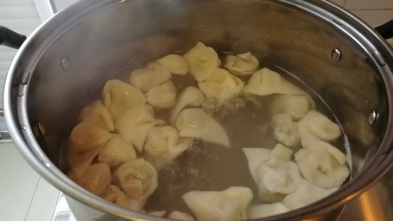 家庭版&肉三鲜混沌,烧开水煮混沌,开锅煮大约5分钟,看看已经鼓起来了就好了。
