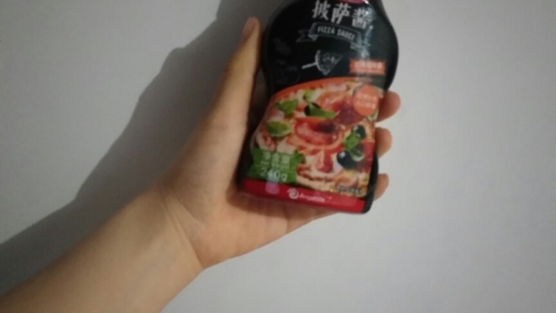 剩米饭别再炒着吃,这样做好吃到哭!😊,取出<a style='color:red;display:inline-block;' href='/shicai/ 46963'>披萨酱</a>。