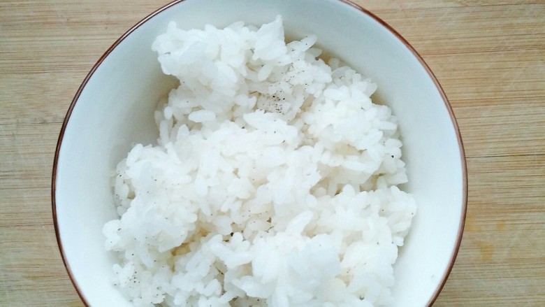 剩米饭别再炒着吃,这样做好吃到哭!😊,米饭一碗,也可以加少量胡椒粉拌匀。