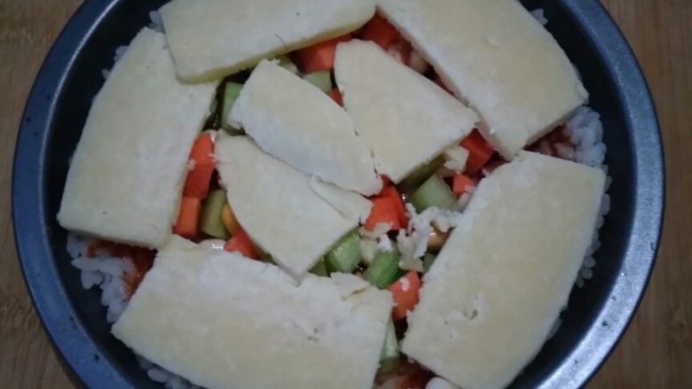 剩米饭别再炒着吃,这样做好吃到哭!😊,铺上一层奶酪。