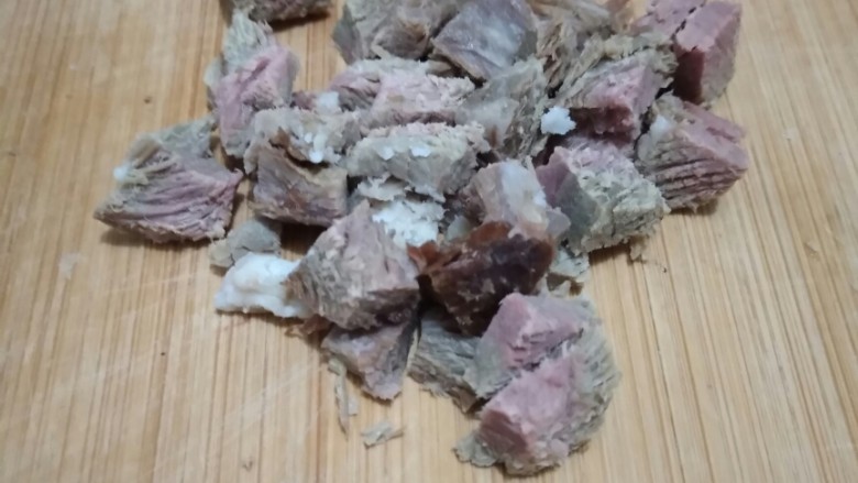 剩米饭别再炒着吃,这样做好吃到哭!😊,熟牛肉切丁。