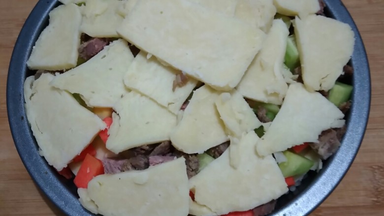 剩米饭别再炒着吃,这样做好吃到哭!😊,再铺一层奶酪。