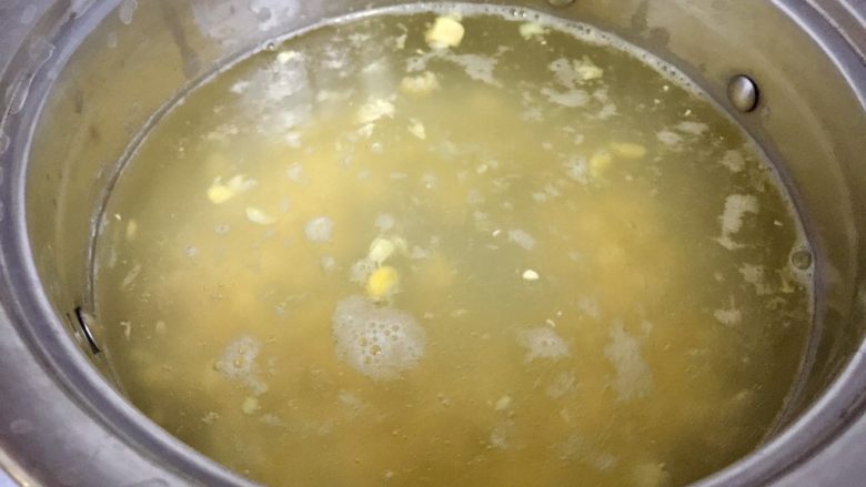 我爱炒饭系列➕五彩杂蔬香肠炒饭,坐锅烧水,水开放入玉米粒