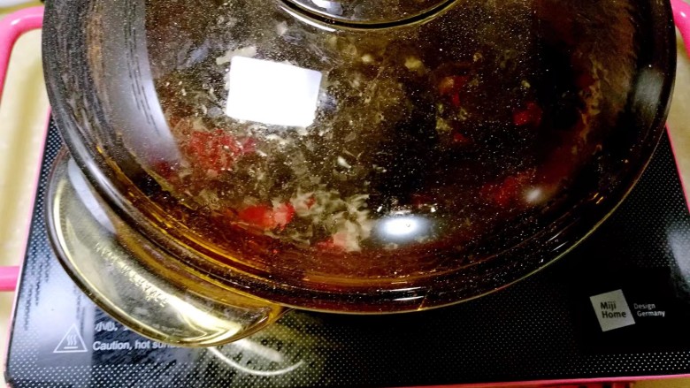 滋阴补肾海参红烧肉,锅中加冷水,加入海参,大火烧开五分钟,浸泡一小时,冷却后取出海参