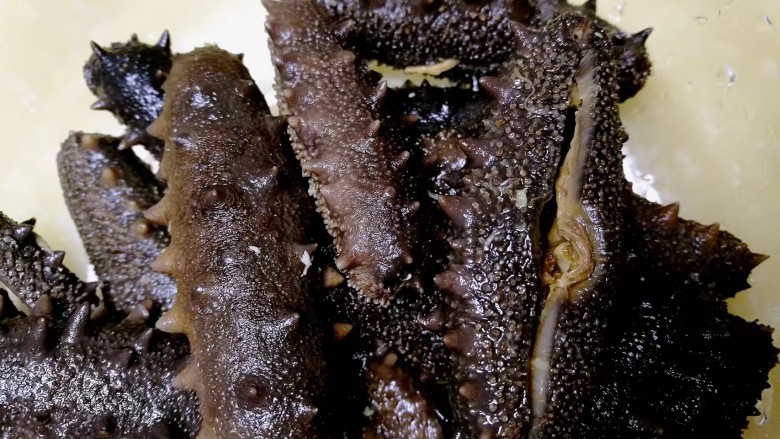 滋阴补肾海参红烧肉,装入冷水中浸泡,入冰箱冷藏三天,取出三只,其他的用保鲜膜包好,入冰箱冷冻