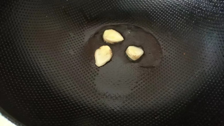滋阴补肾海参红烧肉,锅中热油至七成,改中火,加入生姜花椒爆香,捞去花椒