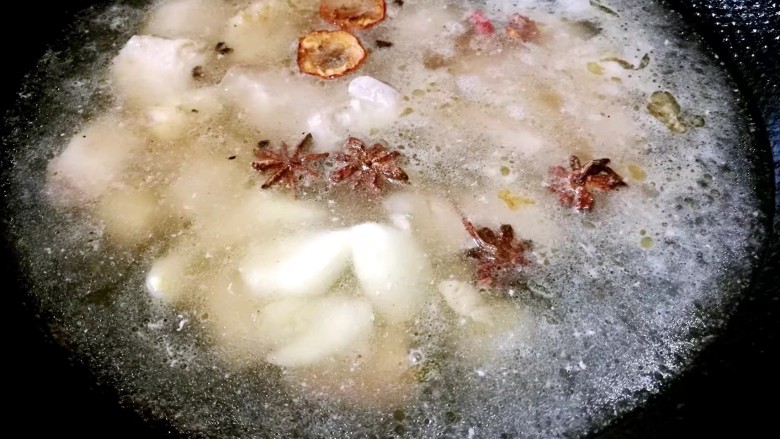 滋阴补肾海参红烧肉,改中小火,熬煮半小时以上。